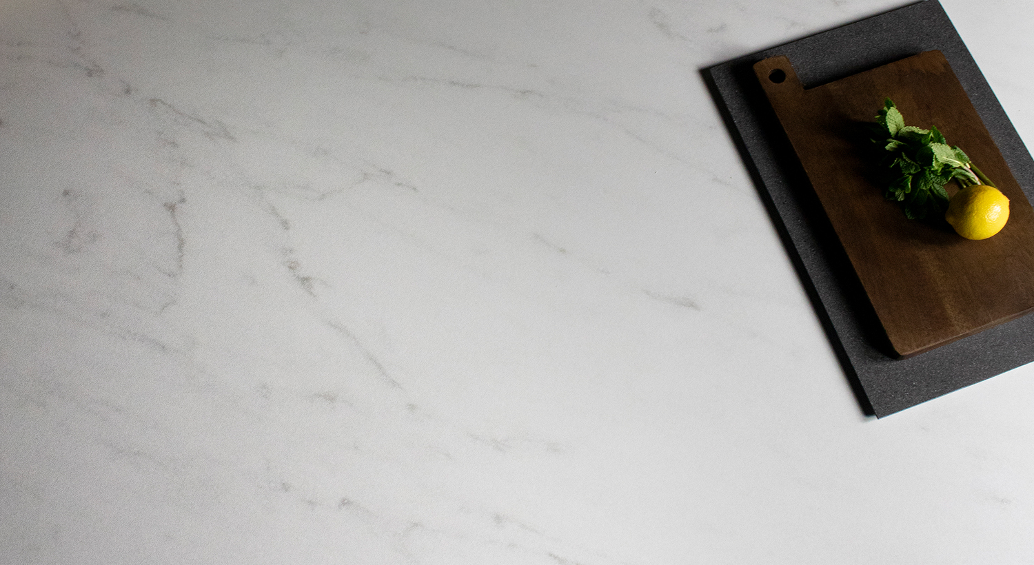 ferretti galeria colecciones lithotec blanc statuarietto 3 - Guía definitiva para elegir la mejor mesada de cocina: Comparando piedra sinterizada, mármol, granito y porcelanato