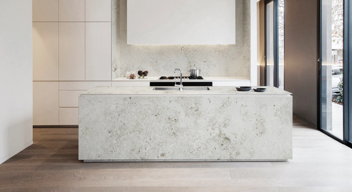 ferretti galeria colecciones lithotech kendo light ambiente - Guía definitiva para elegir la mejor mesada de cocina: Comparando piedra sinterizada, mármol, granito y porcelanato