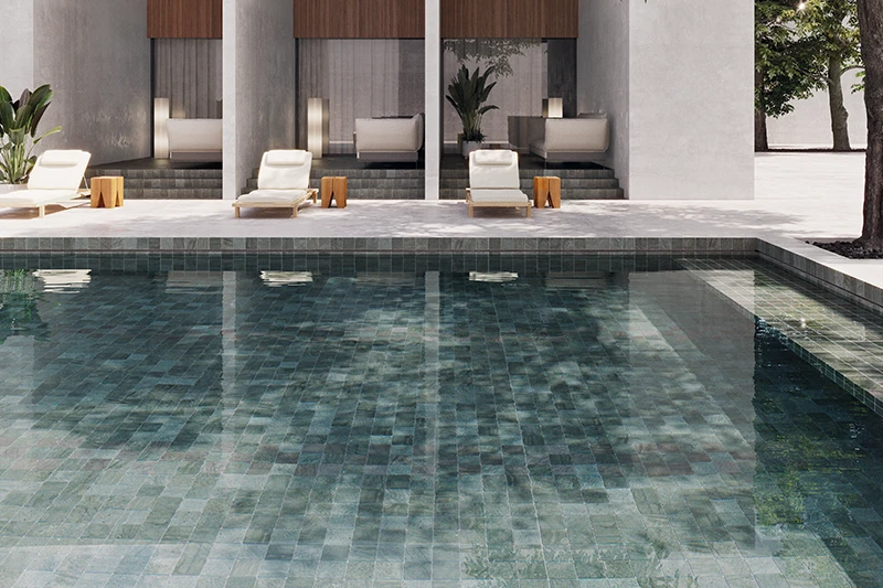 Azulejos para piscinas: La elección perfecta para un espacio exterior seguro y  armonioso