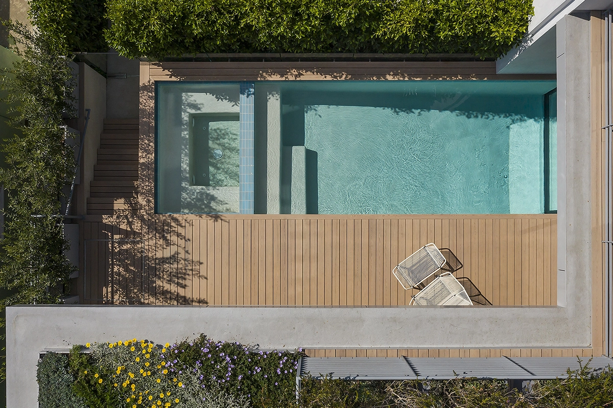 deck-porcelanato-ambiente-piscina deck porcelanato ambiente piscina - Deck de porcelanato vs. deck de madera o bambú: ¿cuál elegir para tus espacios exteriores?