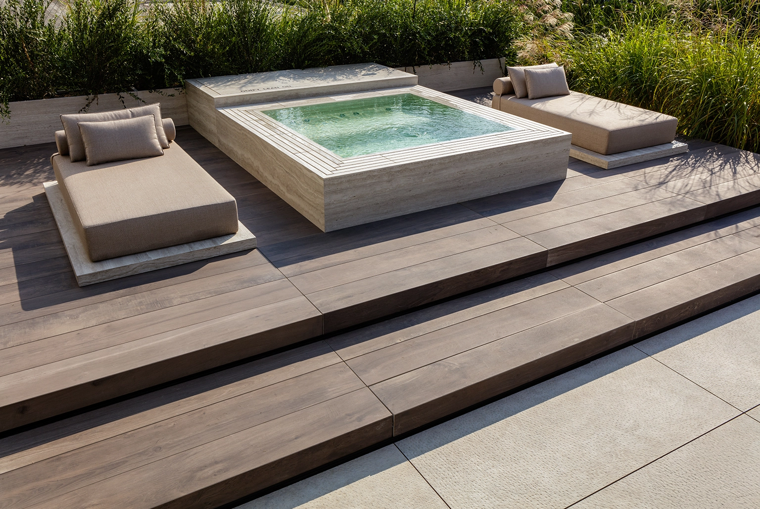 deck-porcelanato-kronos-3 deck porcelanato kronos 3 - Deck de porcelanato vs. deck de madera o bambú: ¿cuál elegir para tus espacios exteriores?